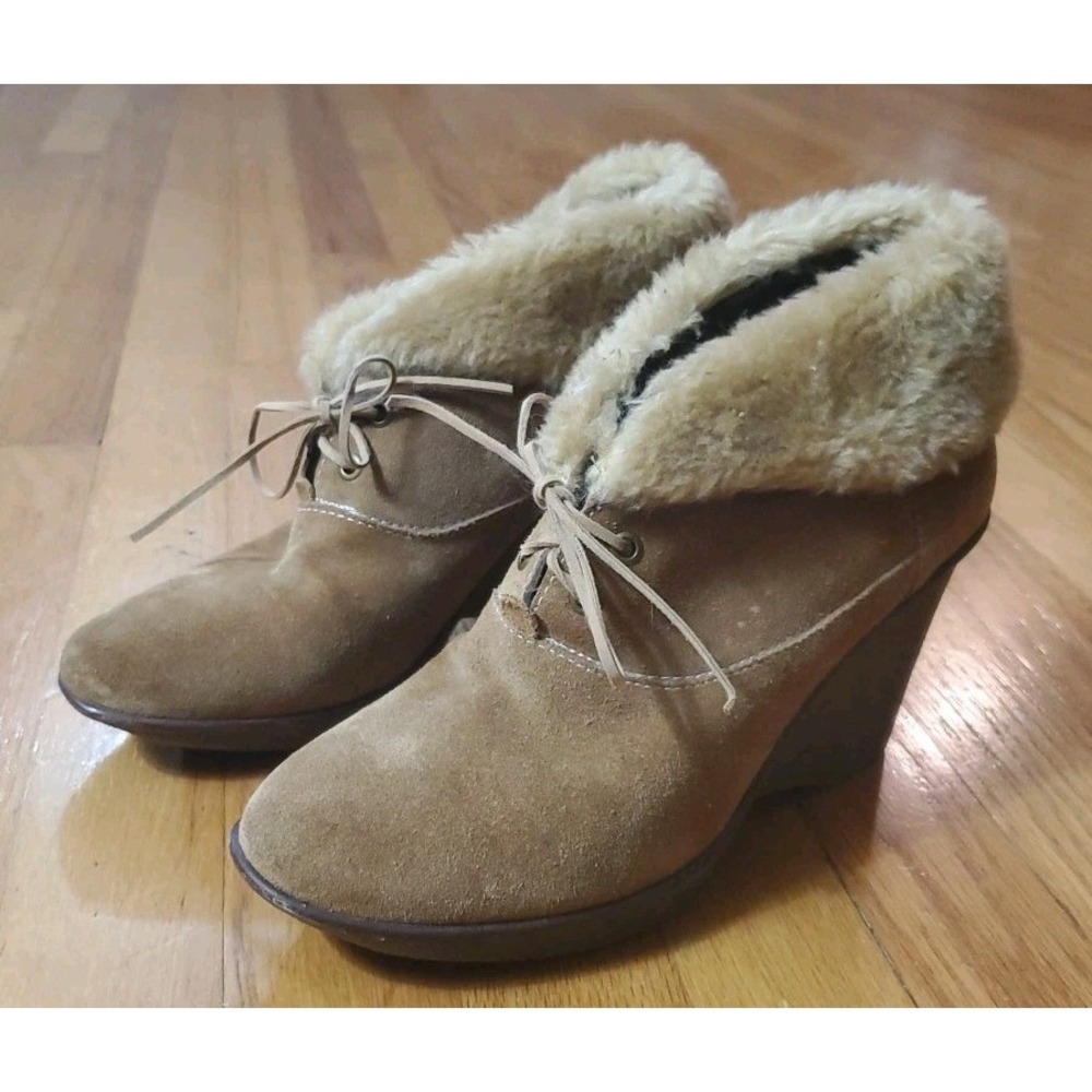 B MAKOWSKY BF NELLIE Camel Suede Boots Faux Fur Wedge Booties Size 8